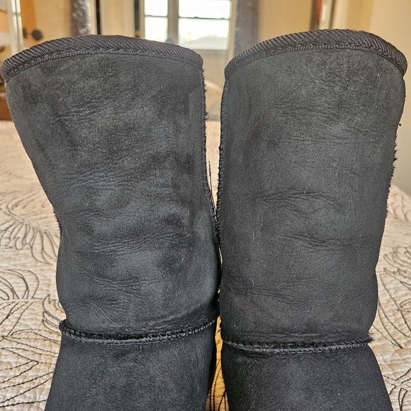 VGUC UGG Ultimate Short 5275 Black Suede Sheepskin Boots Womens 7 - Picture 11 of 16